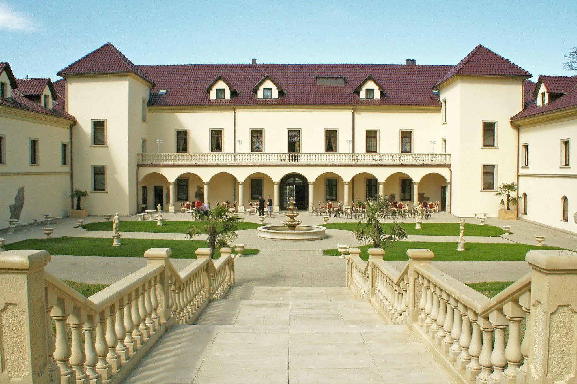 Zamek Kamenny Dvur Hotel Mostov Exterior foto